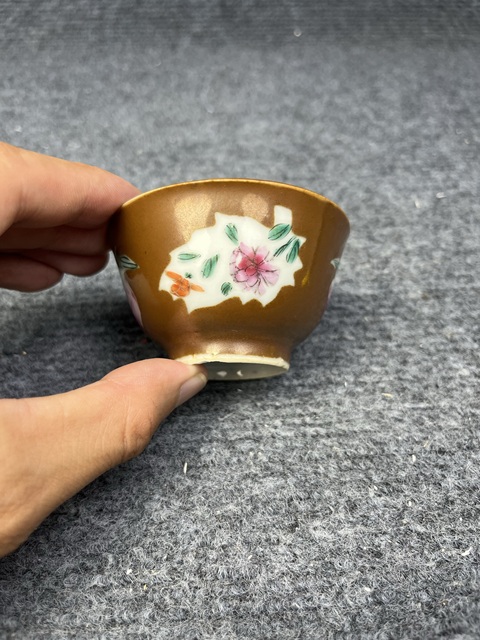 古玩陶瓷紫金釉開窗粉彩花卉紋杯真品鑒賞圖