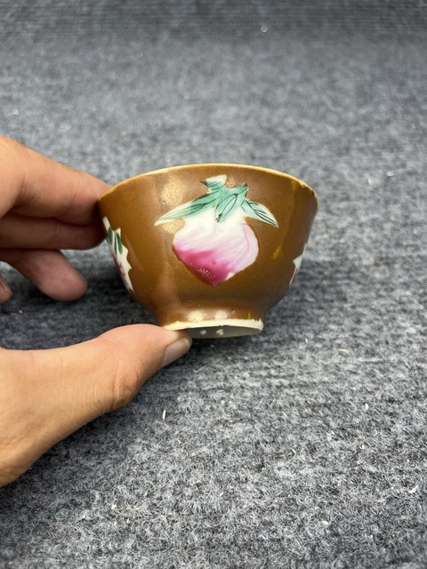 古玩陶瓷紫金釉開窗粉彩花卉紋杯真品鑒賞圖