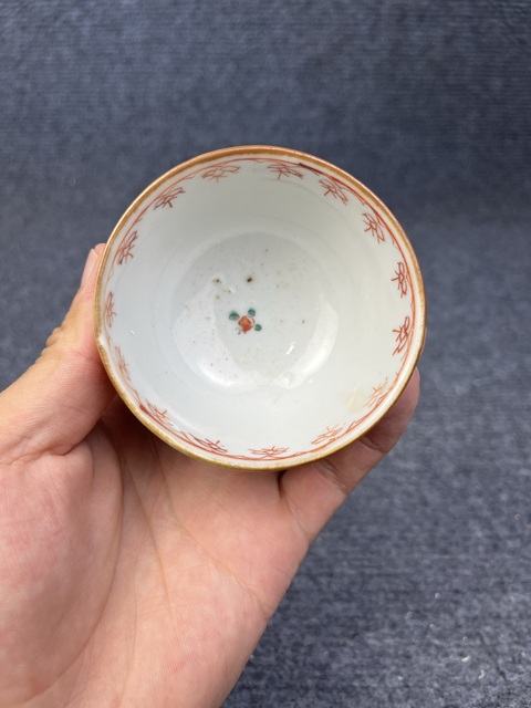 古玩陶瓷紫金釉開窗粉彩花卉紋杯真品鑒賞圖