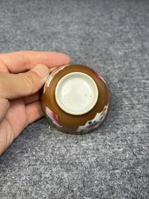 古玩陶瓷紫金釉開窗粉彩花卉紋杯真品鑒賞圖