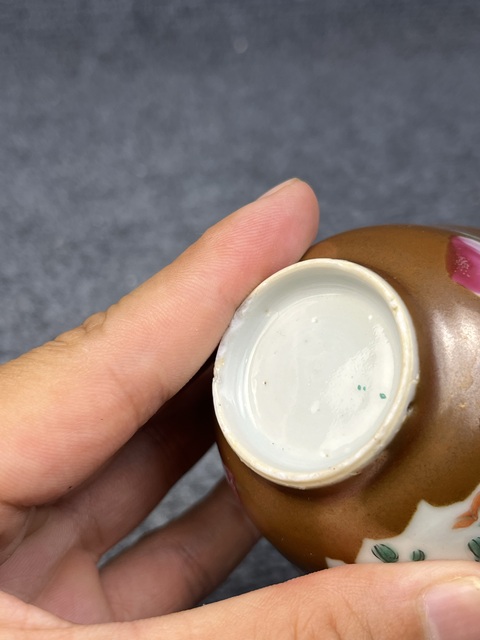古玩陶瓷紫金釉開窗粉彩花卉紋杯真品鑒賞圖