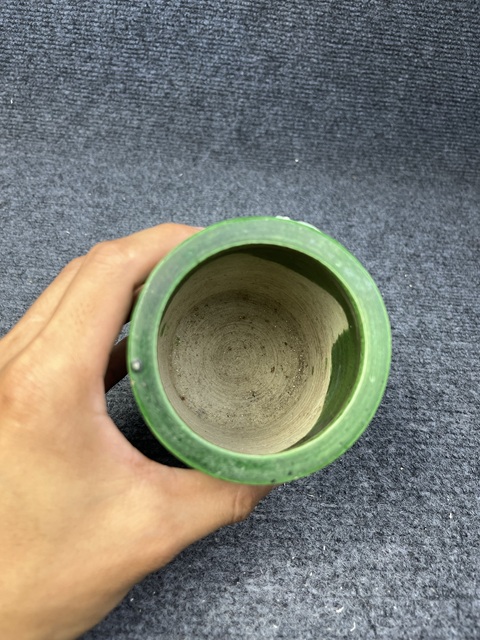 古玩陶瓷素三彩堆塑松鼠葡萄紋筆筒真品鑒賞圖