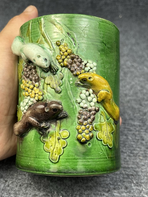 古玩陶瓷素三彩堆塑松鼠葡萄紋筆筒真品鑒賞圖