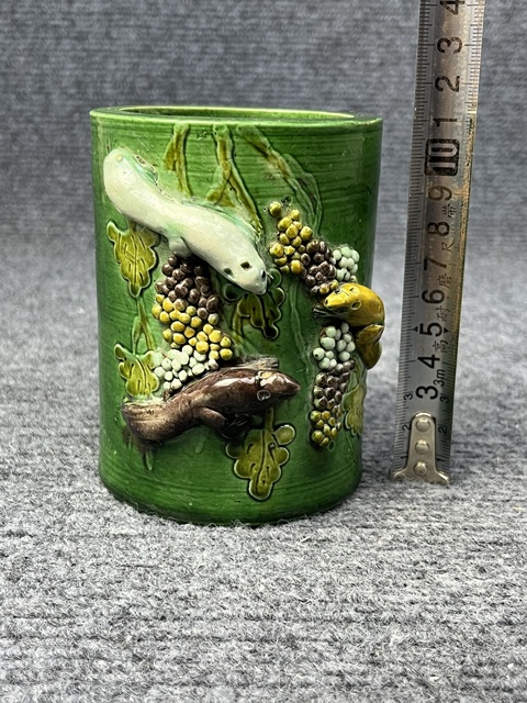 古玩陶瓷素三彩堆塑松鼠葡萄紋筆筒真品鑒賞圖