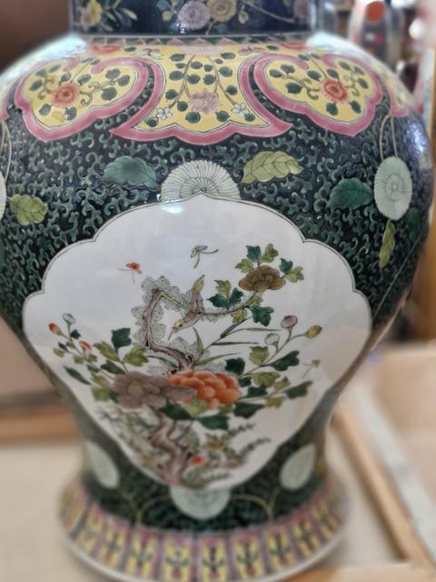 古玩陶瓷花蝶紋五彩將軍罐真品鑒賞圖