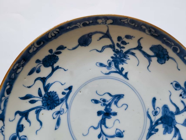 古玩陶瓷花卉紋青花盤真品鑒賞圖
