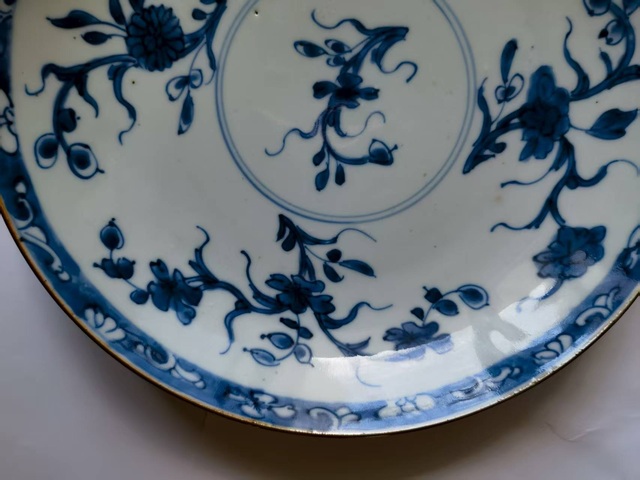 古玩陶瓷花卉紋青花盤真品鑒賞圖