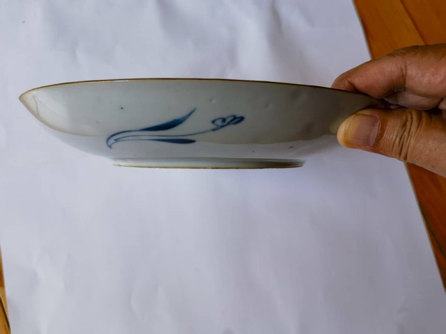 古玩陶瓷花卉紋青花盤真品鑒賞圖