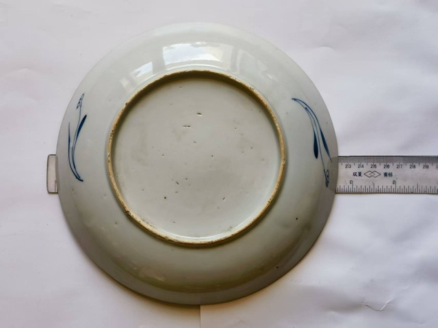 古玩陶瓷花卉紋青花盤真品鑒賞圖