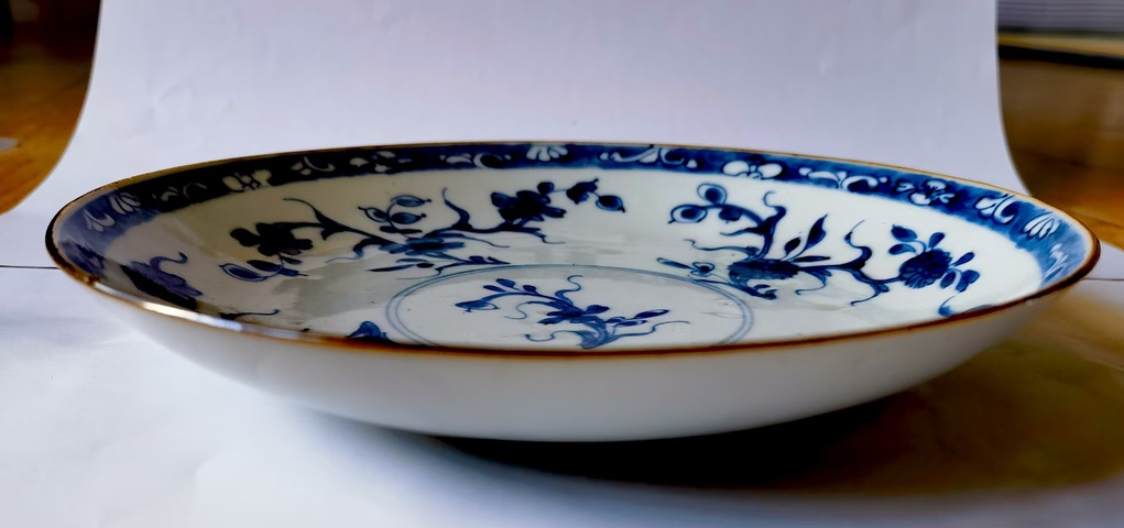 古玩陶瓷花卉紋青花盤真品鑒賞圖