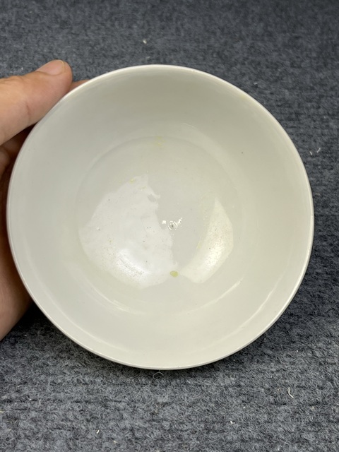 古玩陶瓷黃地軋道粉彩開窗吉語紋碗拍賣,當前價格999元