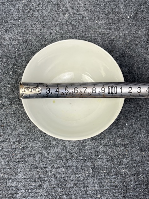 古玩陶瓷黃地軋道粉彩開窗吉語紋碗拍賣,當前價格999元