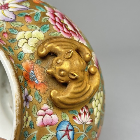 古玩陶瓷金地粉彩花卉雙耳蓋罐真品鑒賞圖