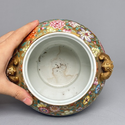 古玩陶瓷金地粉彩花卉雙耳蓋罐真品鑒賞圖