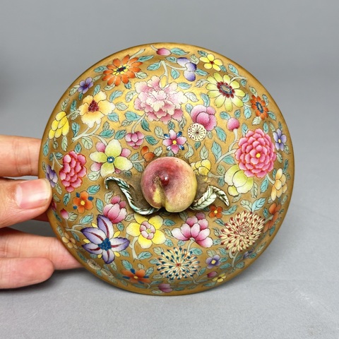 古玩陶瓷金地粉彩花卉雙耳蓋罐真品鑒賞圖