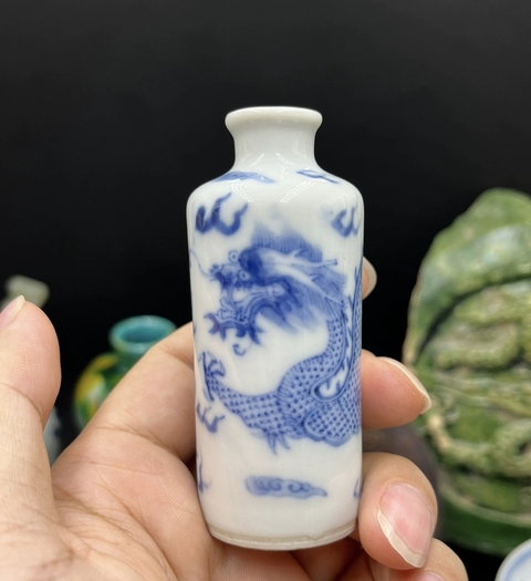 古玩陶瓷龍紋青花鼻煙壺真品鑒賞圖