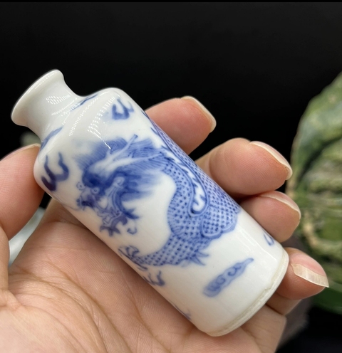 古玩陶瓷龍紋青花鼻煙壺真品鑒賞圖