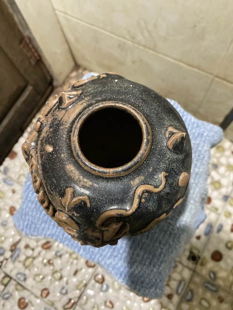 古玩陶瓷醬釉貼塑螭龍罐真品鑒賞圖