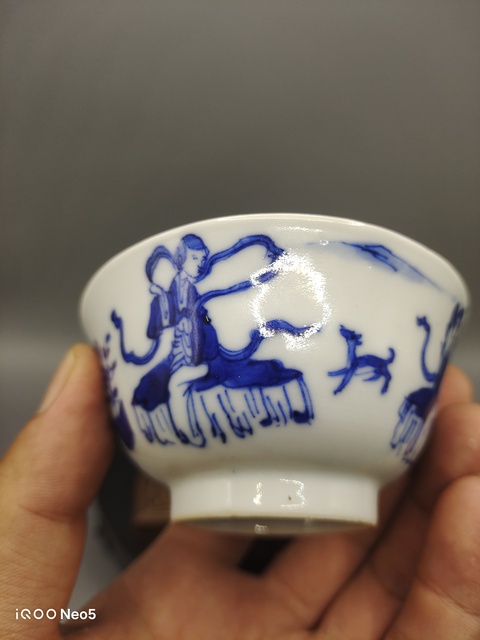 古玩陶瓷青花仕女戲犬紋茶碗真品鑒賞圖