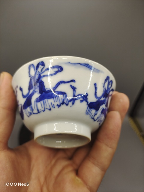 古玩陶瓷青花仕女戲犬紋茶碗真品鑒賞圖