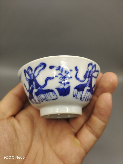 古玩陶瓷青花仕女戲犬紋茶碗真品鑒賞圖