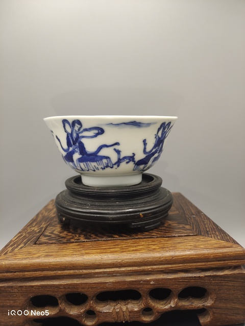 古玩陶瓷青花仕女戲犬紋茶碗真品鑒賞圖