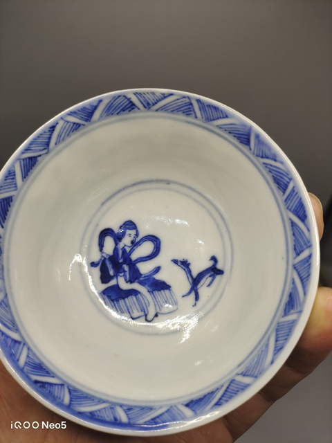 古玩陶瓷青花仕女戲犬紋茶碗真品鑒賞圖