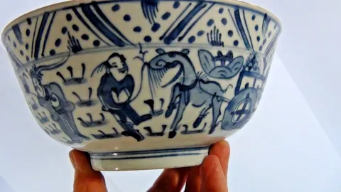 古玩陶瓷青花八蠻進寶圖墩式碗真品鑒賞圖