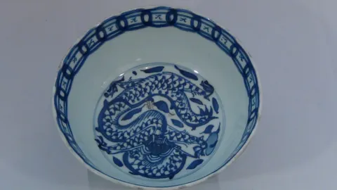 古玩陶瓷青花八蠻進寶圖墩式碗真品鑒賞圖