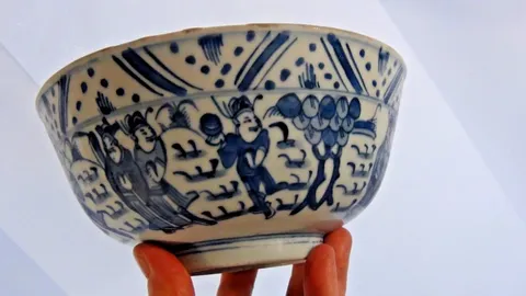 古玩陶瓷青花八蠻進寶圖墩式碗真品鑒賞圖