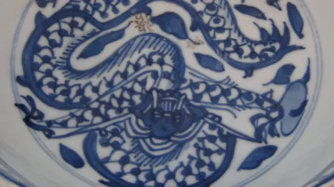 古玩陶瓷青花八蠻進寶圖墩式碗真品鑒賞圖