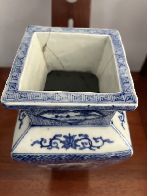 古玩陶瓷人物紋青花瓶真品鑒賞圖