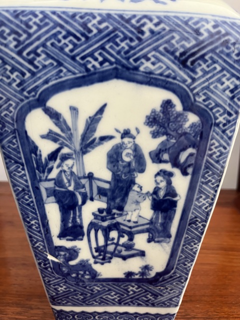 古玩陶瓷人物紋青花瓶真品鑒賞圖