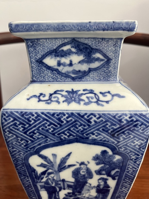 古玩陶瓷人物紋青花瓶真品鑒賞圖