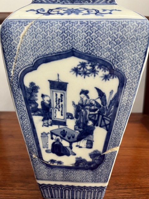 古玩陶瓷人物紋青花瓶真品鑒賞圖