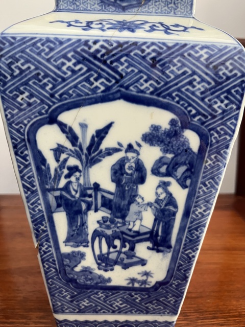 古玩陶瓷人物紋青花瓶真品鑒賞圖