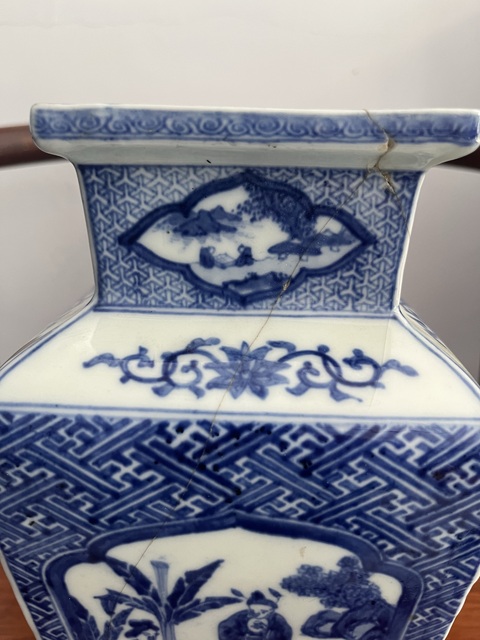 古玩陶瓷人物紋青花瓶真品鑒賞圖