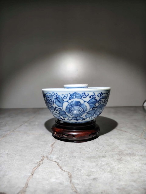 古玩陶瓷青花纏枝花紋碗真品鑒賞圖
