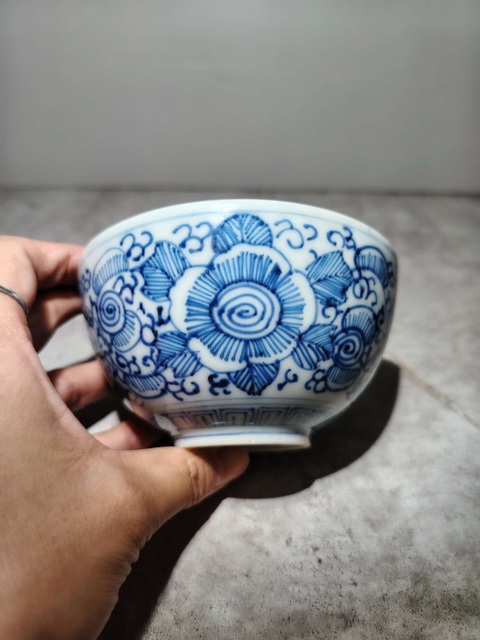 古玩陶瓷青花纏枝花紋碗真品鑒賞圖