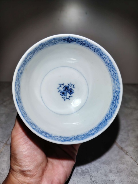 古玩陶瓷青花纏枝花紋碗真品鑒賞圖