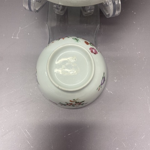 古玩陶瓷花卉紋廣彩杯盤真品鑒賞圖