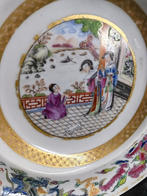 古玩陶瓷清嘉慶廣彩人物徽章折沿盤真品鑒賞圖