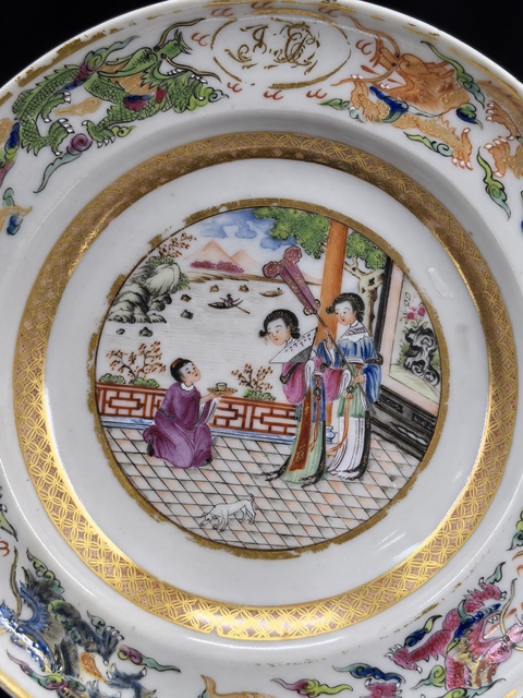 古玩陶瓷清嘉慶廣彩人物徽章折沿盤真品鑒賞圖