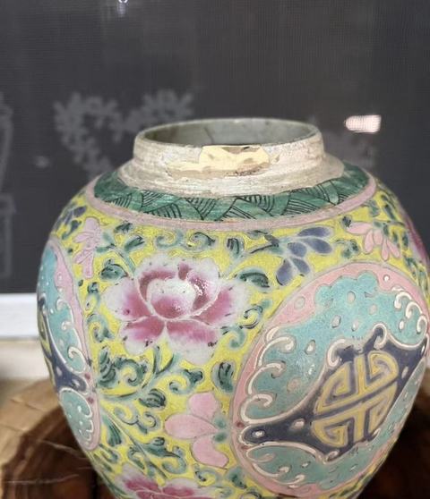 古玩陶瓷粉彩花卉紋罐真品鑒賞圖