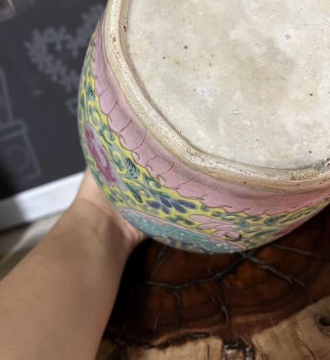 古玩陶瓷粉彩花卉紋罐真品鑒賞圖