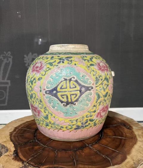 古玩陶瓷粉彩花卉紋罐真品鑒賞圖