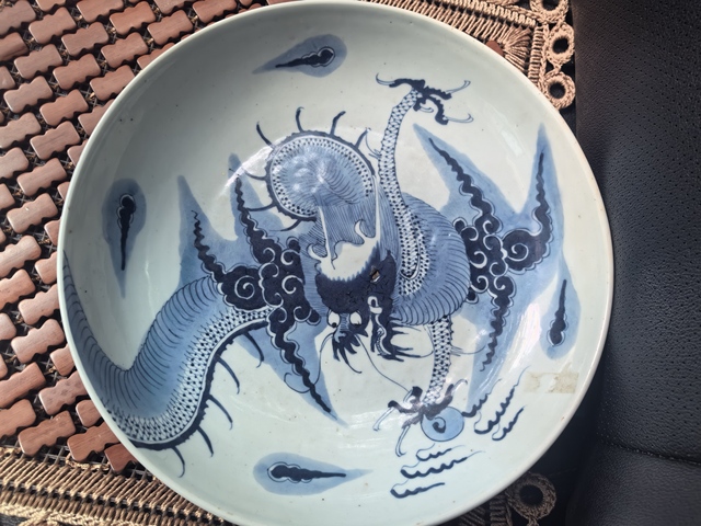古玩陶瓷過墻龍紋青花盤真品鑒賞圖