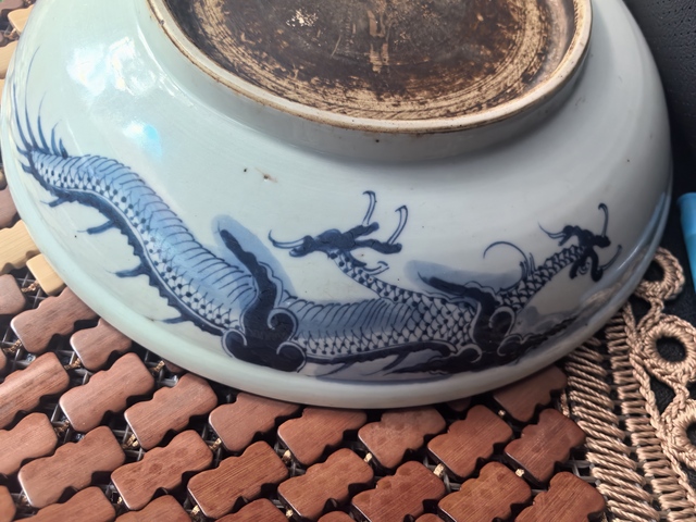 古玩陶瓷過墻龍紋青花盤真品鑒賞圖