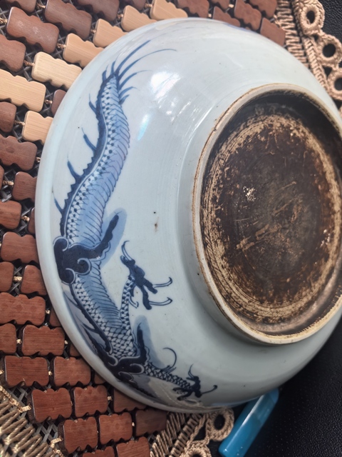 古玩陶瓷過墻龍紋青花盤真品鑒賞圖