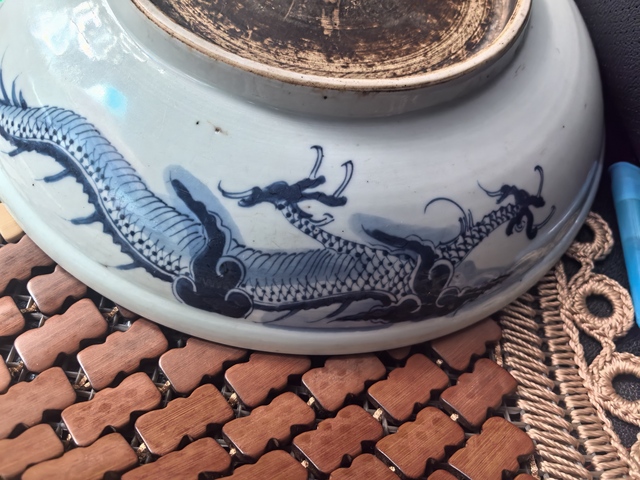 古玩陶瓷過墻龍紋青花盤真品鑒賞圖